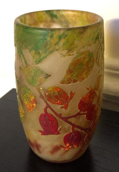 null DAUM NANCY Petit vase obus en verre gravé à décor de muguet. Haut : 9 cm