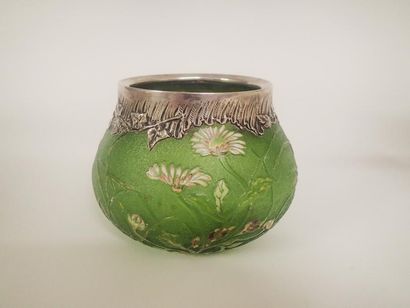 null Emile GALLE Vase boule en verre opaque à décor en relief de fleurs et verdures...