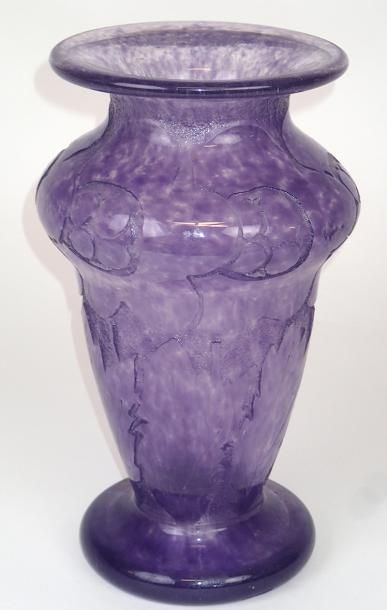 null DEGUE Vase balustre sur base circulaire et largement ouvert au col en verre...