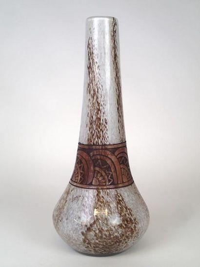null LEGRAS Vase oignon en verre jaspé à décors intercalaires bullés et frise brune...