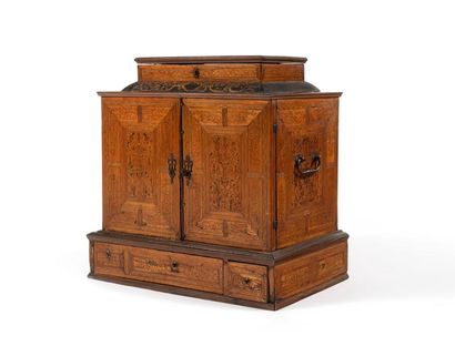 null CABINET en bois sculpté et marqueterie de bois indigènes en partie coloré et...