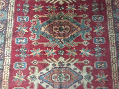 null KAZAK ( caucase du Sud ) Vers 1960/70. Dimensions : 213 x 183 cm. Caracteristiques...