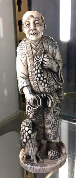 null JAPON Statuette en ivoire le Pêcheur Vers 1930 Haut : 15 cm (manque)