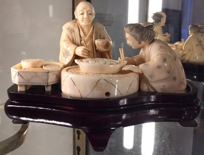 null JAPON Groupe en ivoire sculpté couple au repas. Vers 1930 8 x 15 cm