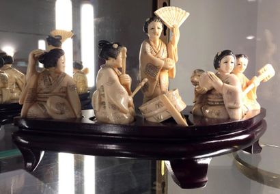 null CHINE Groupe en ivoire sculpté composé de 5 musiciennes. Vers 1930 Haut : de...
