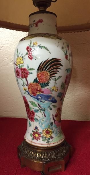 null CHINE Vase balustre en porcelaine émaillé de la famile rose à décor de bouquets...