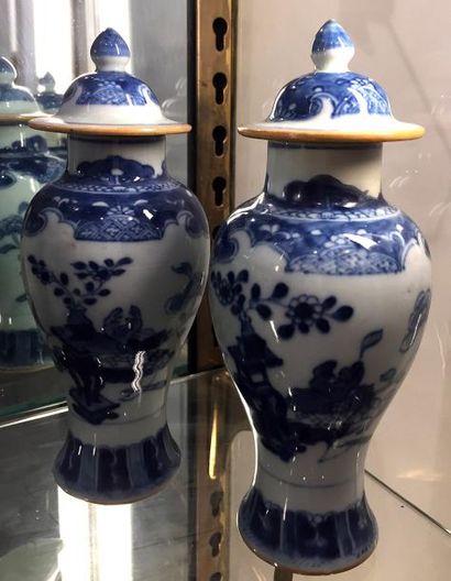 null CHINE Paire de potiches couvertes en porcelaine bleu blanc à décor de fleurs....