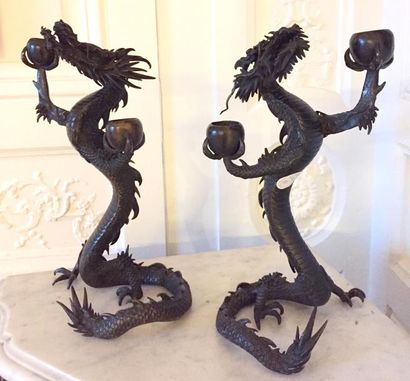 null CHINE Paire de candélabres "aux dragons" en bronze patiné à deux bras de lumières....