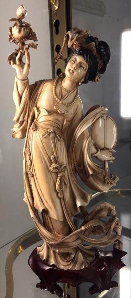 null CHINE Statuette en ivoire Femme au lotus Vers 1930 Haut : 22 cm