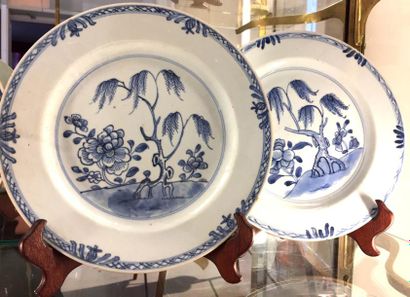 null CHINE Paire d'assiettes en porcelaine bleu blanc à décor de saule. XVIIIème...