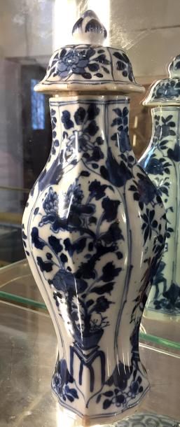 null CHINE Potiche couverte en porcelaine bleu blanc à bord côtelé. XVIIIème siècle...