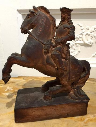 null SCULPTURE en terre cuite représentant un Maréchal à cheval. XIXème siècle 31...