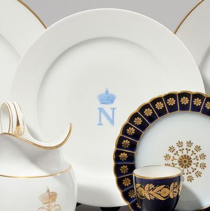 null SEVRES Assiette du service des offices Napoléon III, en porcelaine blanche,...