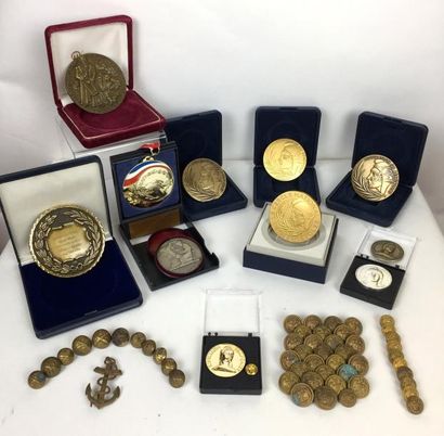 null Lot de 11 médailles : - 2 médailles « Fondation du bénévolat »: Bronze doré,...