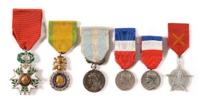 null Ensemble de six décorations dont : Etoile de chevalier de la Légion d’honneur...