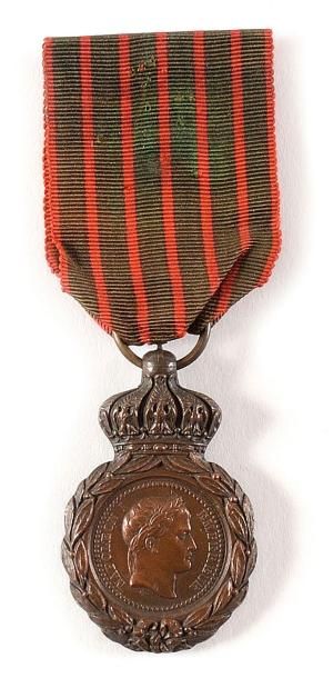 null FRANCE – SECOND EMPIRE Médaille de Sainte-Hélène. En bronze patiné. Ruban d’origine....