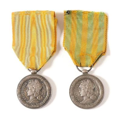 null FRANCE – IIIe REPUBLIQUE Deux médailles du Tonkin (1883-1885), un modèle de...