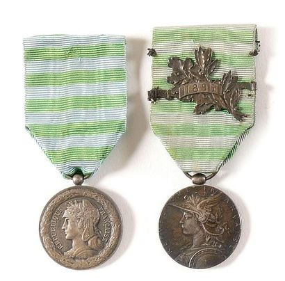 null FRANCE – IIIe REPUBLIQUE Deux médailles de Madagascar : - une pour l’expédition...