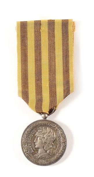 null FRANCE – IIIe REPUBLIQUE Médaille du Dahomey En argent, bélière boule. Ruban....