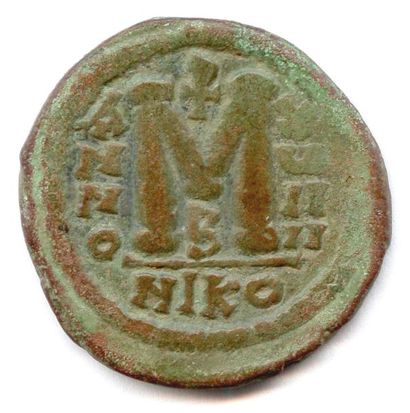 null lot de quatre folles byzantins en bronze de 40 nummi : Justinien (527 – 565)...