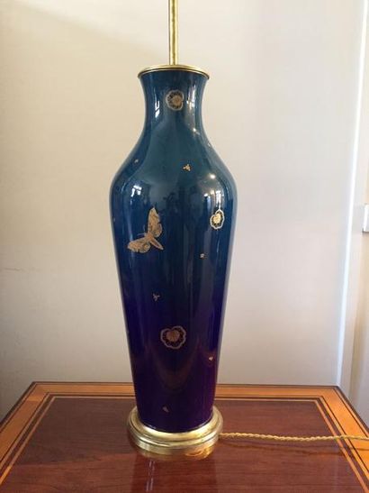 null SEVRES 1908 Grand vase monté en lampe en porcelaine bleue émaillée à décor or...