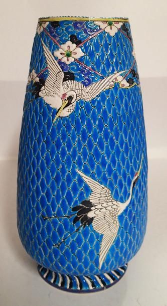 null JAPON Vase en céramique émaillée bleu à décor de hérons. Vers 1920 Haut : 27...
