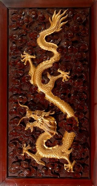 null CHINE Panneau en bois dur sculpté en ronde bosse de dragons dorés dans des nuées....