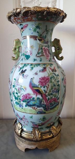 null CHINE Vase balustre en porcelaine de Canton à décor d'oiseaux et de fleurs....