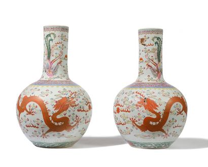 null CHINE Paire de vases balustres en porcelaine polychrome à décor émaillé de dragons...