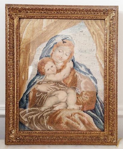 null FRAGMENT DE TAPISSERIE en laine et soie représentant la Vierge à l'Enfant. XVIIème...