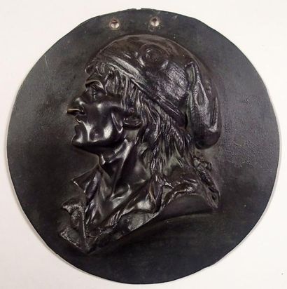 null MEDAILLON en bronze patiné représentant le profil de Marat. XIXeme siècle Diam...