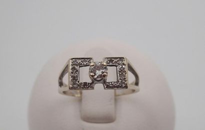 null BAGUE or gris 18K et diamants, le chaton ajouré à motif rectangulaire présentant...