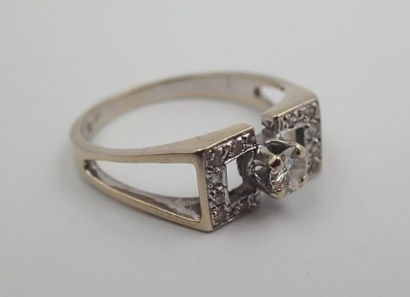 null BAGUE or gris 18K et diamants, le chaton ajouré à motif rectangulaire présentant...