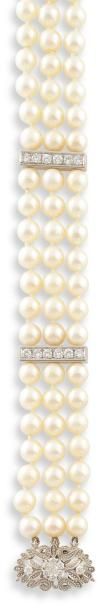 null BRACELET composé de trois rangs de perles de culture alternés de deux agrafes...