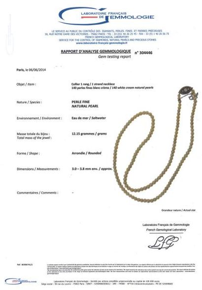 null COLLIER retenant une succession de cent quarante perles fines rondes certifiées...