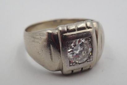 null BAGUE en or gris 18K ornée d’un diamant de taille brillant ancienne d’environ...