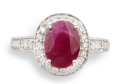 null BAGUE en or gris 18K, ornée d’un rubis taille ovale de 2,8 carats serti griffe...