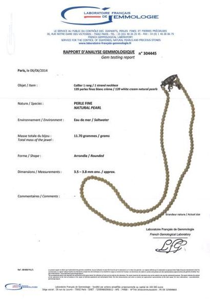 null COLLIER retenant une succession de cent trente-neuf perles fines rondes certifiées...