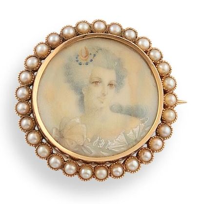 null BROCHE XIXe siècle en or jaune 18K et perles fines, de forme ronde présentant...