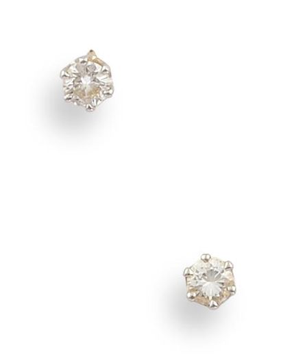 null PAIRE DE PUCES D’OREILLES en or gris 18K ornée de deux diamants de taille brillant...