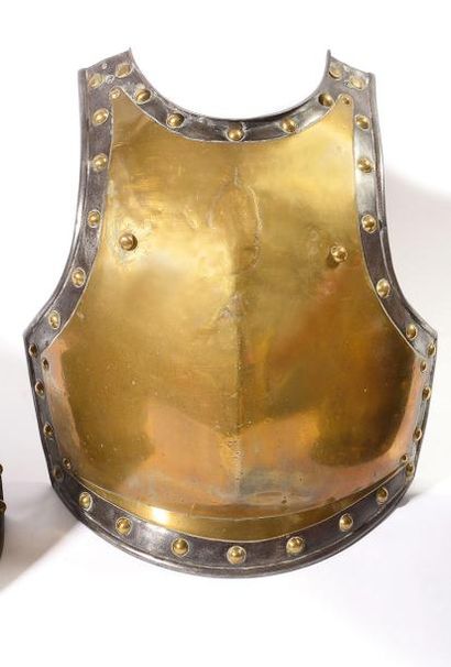 null Plastron de carabinier. En tôle de fer recouvert de laiton, à rivets en laiton....