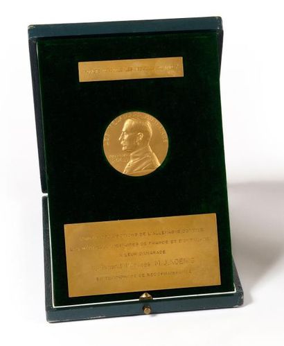 null MARECHAL KOENIG Médaille en or au profil du Maréchal Foch offerte par les médaillés...