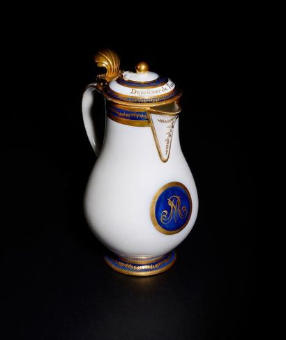 null Paris Verseuse couverte en porcelaine à décor en or du monogramme MR dans un...