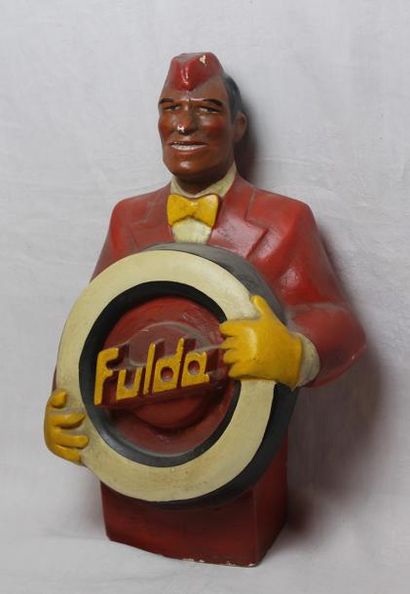  "Publicité Fulda" Statuette en plâtre peint : Groom présentant un pneu Fulda à flanc...