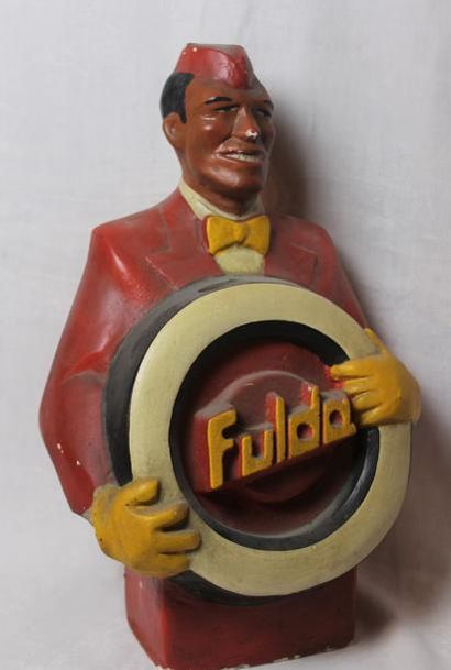 null "Publicité Fulda" Statuette en plâtre peint : Groom présentant un pneu Fulda...