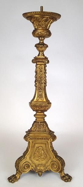 null PIQUE-CIERGE en bronze doré et ciselé à piètement tripode à griffes. Fin XIXème...