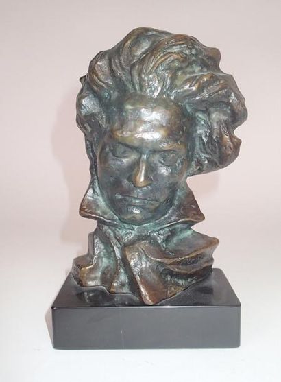 null Pierre LE FAGUAYS (1892-1962) Beethoven Bronze patiné sur socle en marbre noir...