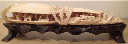  JAPON 
 Groupe sculpté en ivoire représentant deux palourdes ouvertes laissant...