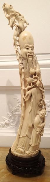  JAPON 
 Important okimono en ivoire sculpté...