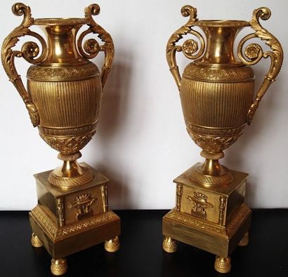 null PAIRE DE CASSOLETTES en bronze doré et ciselé, à décor d'urnes à l'antique,...